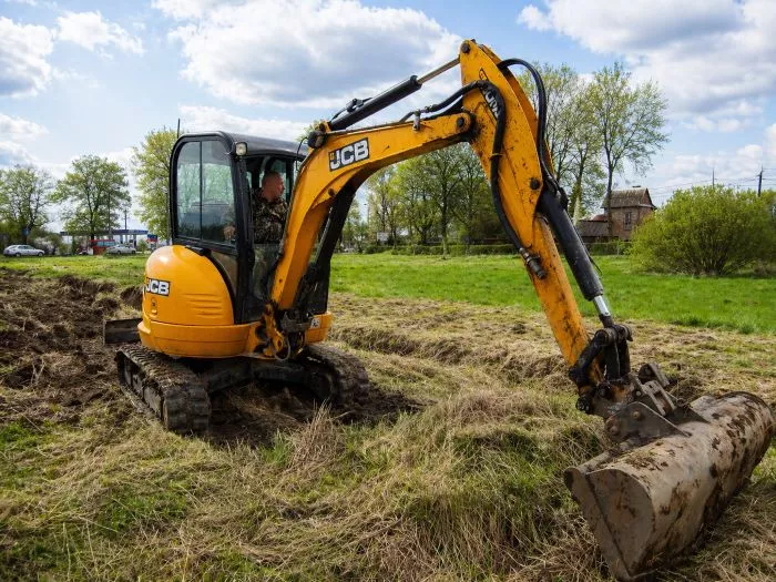 Мини-экскаватор с планировочным ковшом JCB-8035